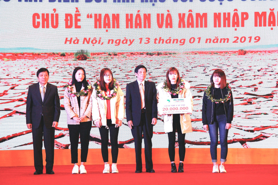 GS. TS Mai Trọng Nhuận – Nguyên Giám đốc Đại học Quốc gia Hà Nội, ông Nguyễn Xuân Lai – Phó Chủ tịch Hội, kiêm Tổng thư ký Hội Nước sạch và Môi trường Việt Nam trao giải cho nhóm sinh viên đạt giải Nhì tập thể GS. TS Mai Trọng Nhuận – Nguyên Giám đốc Đại học Quốc gia Hà Nội, ông Nguyễn Xuân Lai – Phó Chủ tịch Hội, kiêm Tổng thư ký Hội Nước sạch và Môi trường Việt Nam trao giải cho nhóm sinh viên đạt giải Nhì tập thể