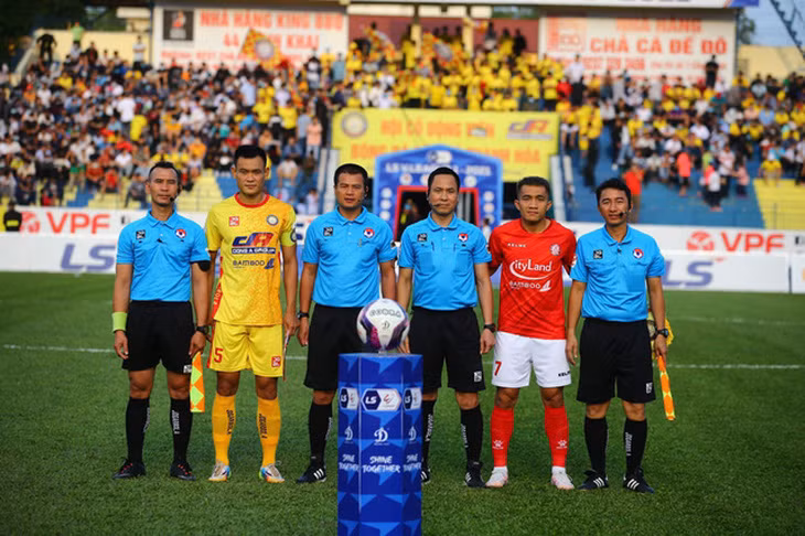 Trợ lý trọng tài Nguyễn Lê Nguyên Thành (bìa trái).