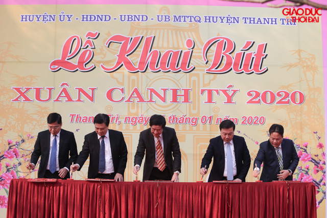 Lãnh đạo Bộ GD&ĐT, Sở GD&ĐT Hà Nội và huyện Thanh Trì viết chữ khai bút đầu Xuân.