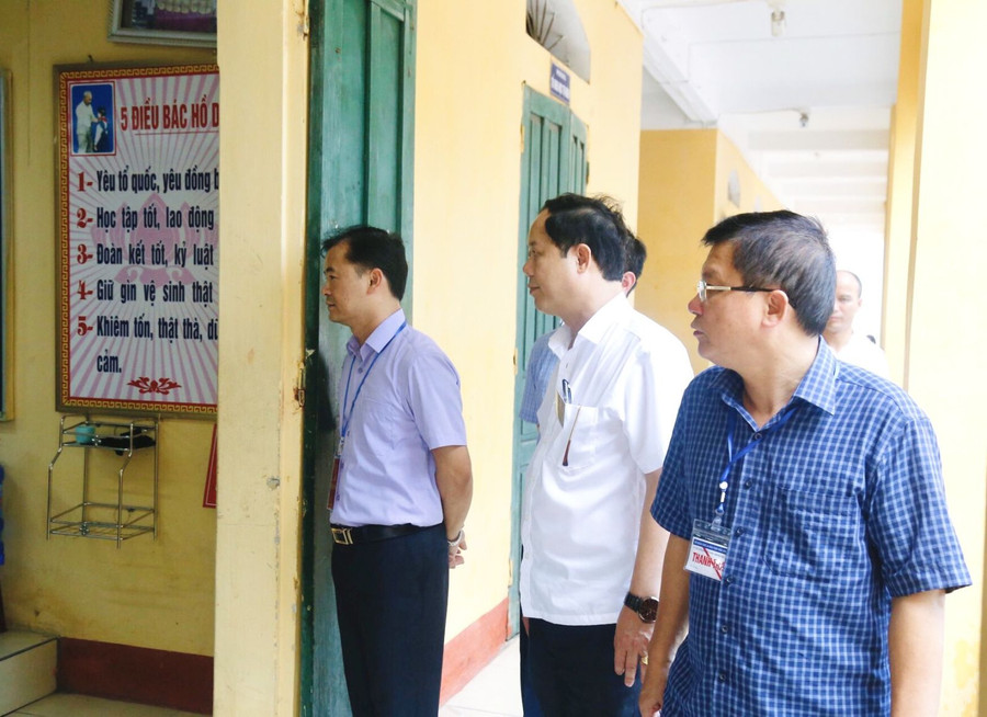 Tổ thanh tra lưu động của Sở GD&ĐT thanh tra thi tại điểm thi Trường THCS Tân Bình, TP Hải Dương. Tổ thanh tra lưu động của Sở GD&ĐT thanh tra thi tại điểm thi Trường THCS Tân Bình, TP Hải Dương.