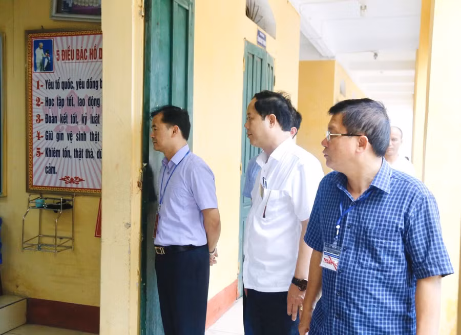 Tổ thanh tra lưu động của Sở GD&amp;ĐT thanh tra thi tại điểm thi Trường THCS Tân Bình, TP Hải Dương.