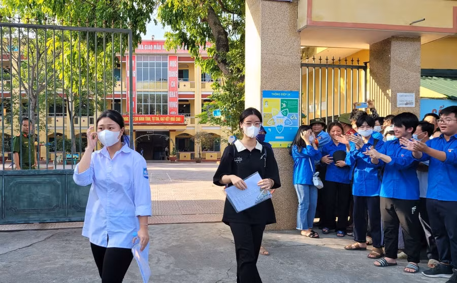 Lực lượng thanh niên tình nguyện luôn sẵn sàng đồng hành, tiếp sức cho các sĩ tử.