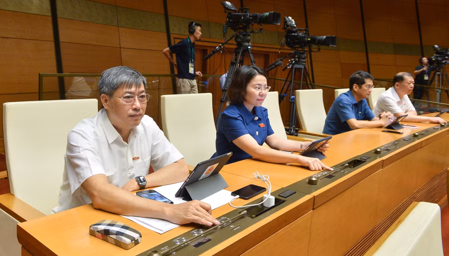 Các vị đại biểu Quốc hội tiến hành biểu quyết thông qua Nghị quyết về Chương trình xây dựng luật, pháp lệnh năm 2024, điều chỉnh Chương trình xây dựng luật, pháp lệnh năm 2023.