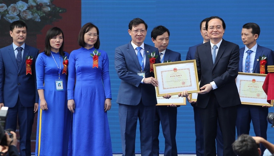 Bộ trưởng Phùng Xuân Nhạ trao bằng khen cho Hiệu trưởng Trường ĐHSP Nghệ thuật Trung ương Đào Đặng Phượng. Bộ trưởng Phùng Xuân Nhạ trao bằng khen cho Hiệu trưởng Trường ĐHSP Nghệ thuật Trung ương Đào Đặng Phượng.