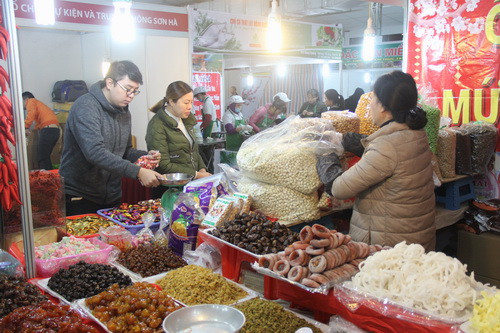 Các gian hàng đã nhộn nhịp khách mua sắm Các gian hàng đã nhộn nhịp khách mua sắm