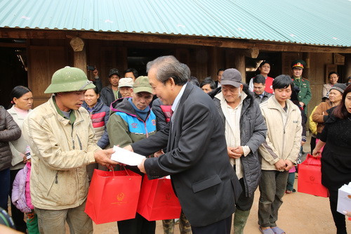 Phó Thủ tướng Thường trực Chính phủ Trương Hoà Bình trao quà cho các hộ gia đình khó khăn của xã Vầy Nưa, huyện Đà Bắc - Ảnh: VGP