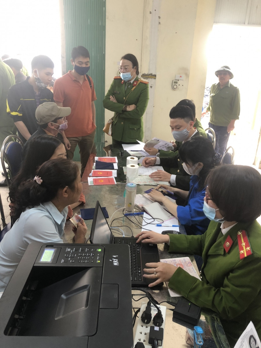 Ngoài Công tác hỗ trợ công tác chuyên môn, các đồng chí không quên việc nhắc nhở nhân dân thự hiện việc đeo khẩu trang, sát khuẩn trước khi vào làm thủ tục nhằm phòng chống dịch Covid -19.