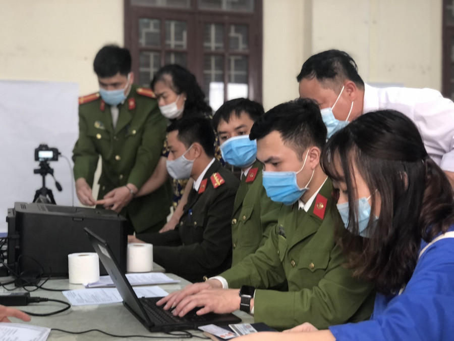 Đội hình hỗ trợ cấp căn cước công dân tại địa điểm lưu động bố trí tối đa dây máy để phục vụ nhân dân.