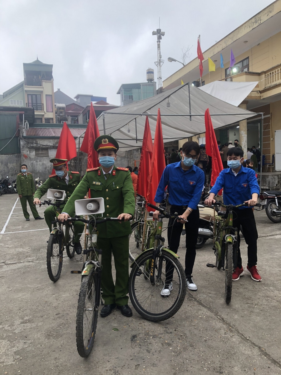 Đội tuyên truyền lưu động tổ chức đội hình tuyên truyền bằng xe đạp gắn loa phát thanh tuyên truyền nội dung cấp căn cước công dân cụ thể về đối tượng thời gian địa điểm và thủ tục để nhân dân nắm được.