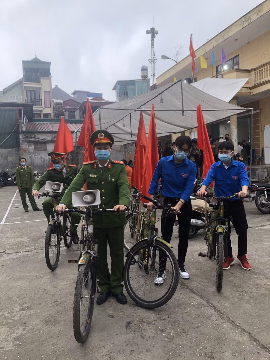 Đội tuyên truyền lưu động tổ chức đội hình tuyên truyền bằng xe đạp gắn loa phát thanh tuyên truyền nội dung cấp căn cước công dân cụ thể về đối tượng thời gian địa điểm và thủ tục để nhân dân nắm được.