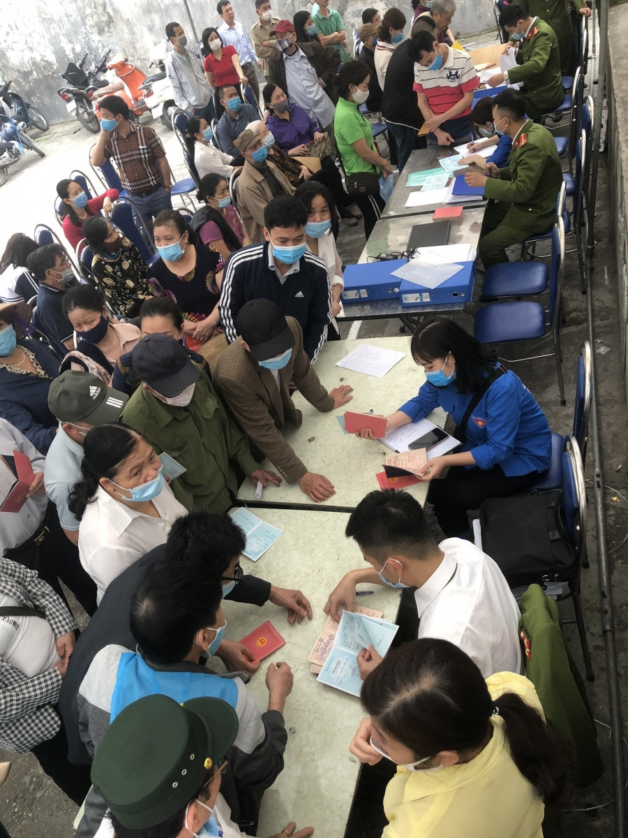 Tổ chức tuyên truyền trước và trong suốt thời gian diễn ra cấp lưu động tại các phường, mỗi ngày 2 buổi. sáng từ 7h30 đến 8h30, chiều từ 17h30 đến 18h30.