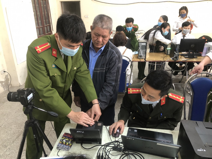 Đoàn thanh niên Công an Quận tăng cường thêm hơn 50 CBCS tham gia, đoàn viên bố trí theo mỗi dây máy 2 đoàn viên nhằm hỗ trợ lực lượng tham chia làm 4 ca trực kéo dài từ 7h30 đến 22h hàng ngày. Tổ chức đảm bảo an ninh trật tự trong khu vực tổ chức cấp CCCD.