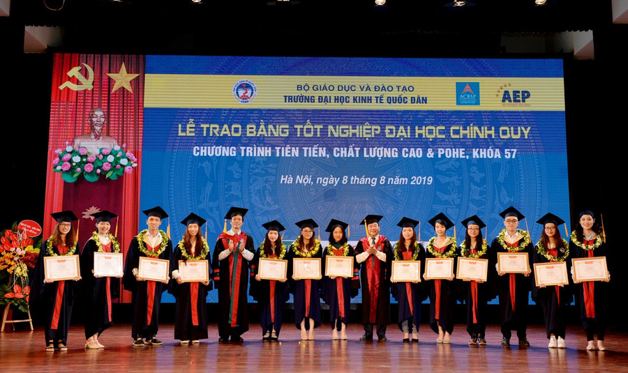 Lãnh đạo nhà trường trao bằng cho các tân cử nhân Lãnh đạo nhà trường trao bằng cho các tân cử nhân