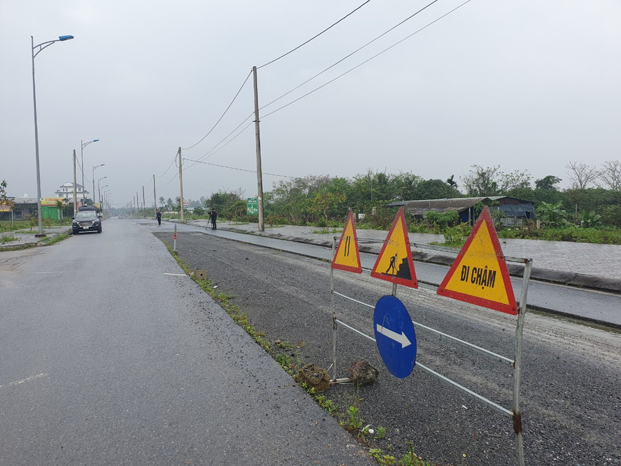 Theo ghi nhận, đoạn nối với đường Đặng Dung đến cầu sông Hiếu (dài khoảng 1,6km) bị hư hỏng nghiêm trọng. Nhiều vị trí mặt đường bị cắt, khoét sâu khoảng 7-8cm, trở thành những &quot;cái bẫy&quot; với người đi đường.