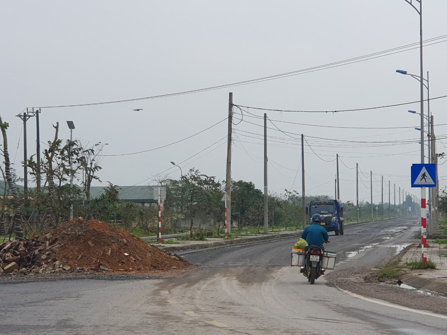 Đại diện Ban quản lý dự án cũng cho biết, đã chỉ đạo đơn vị thi công tiến hành thảm lại lớp nhựa. Dự kiến tháng 3/2023 sẽ hoàn thành và tháng 6/2023 sẽ bàn giao đưa vào sử dụng.