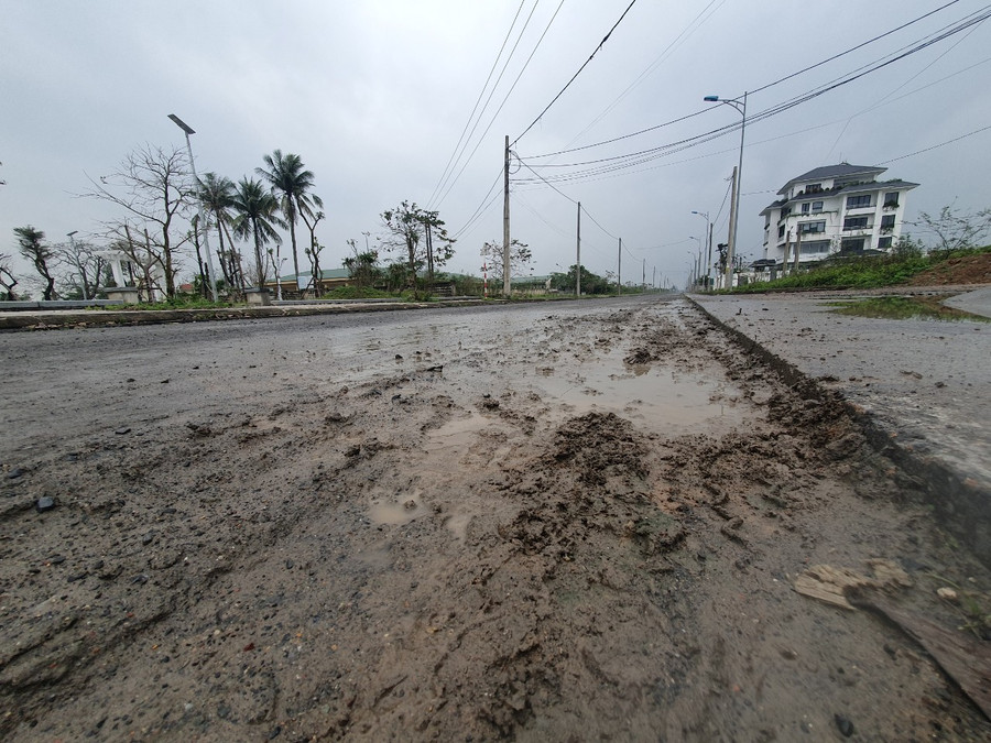 Liên quan đến tình trạng xuống cấp mặt đường Trần Thánh Tông, UBND thành phố Đông Hà đã có văn bản gửi chủ đầu tư là Sở Kế hoạch &amp; Đầu tư tỉnh Quảng Trị, đề nghị đốc thúc hoàn thành tuyến đường trên. Đối với những địa điểm bị hư hỏng cần có biển báo.