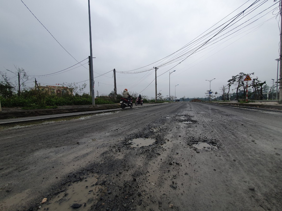 Hàng ngày qua lại trên tuyến đường này, bà Nguyễn Thị Diệu (ở phường 2, TP Đông Hà) cho biết: &quot;Đường hư hỏng nặng nên chồng tôi bị ngã xe mấy lần. Nhiều người khác cũng bị ngã như vậy. Đường bị hư hỏng đã lâu, các đơn vị thi công sửa chữa nửa vời rồi để đấy, biển cảnh báo nơi có nơi không nên càng nguy hiểm hơn. Mong muốn chủ đầu tư sớm có giải pháp để bà con đi lại an toàn”.
