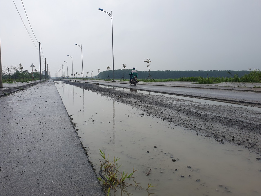 Đường thiết kế tải trọng trục 12 tấn, nhưng khi đường hoàn thành cơ bản, chưa bàn giao thì nhiều xe quá tải lưu thông qua đây, gây nên tình trạng hư hỏng. Vào giữa tháng 9/2022, nhà thầu tiến hành khắc phục, sửa chữa bằng cách bóc lớp thảm nhựa bê tông mặt đường bị hư hỏng để làm lại, nhưng do thời tiết không thuận lợi, nên chưa khắc phục được.