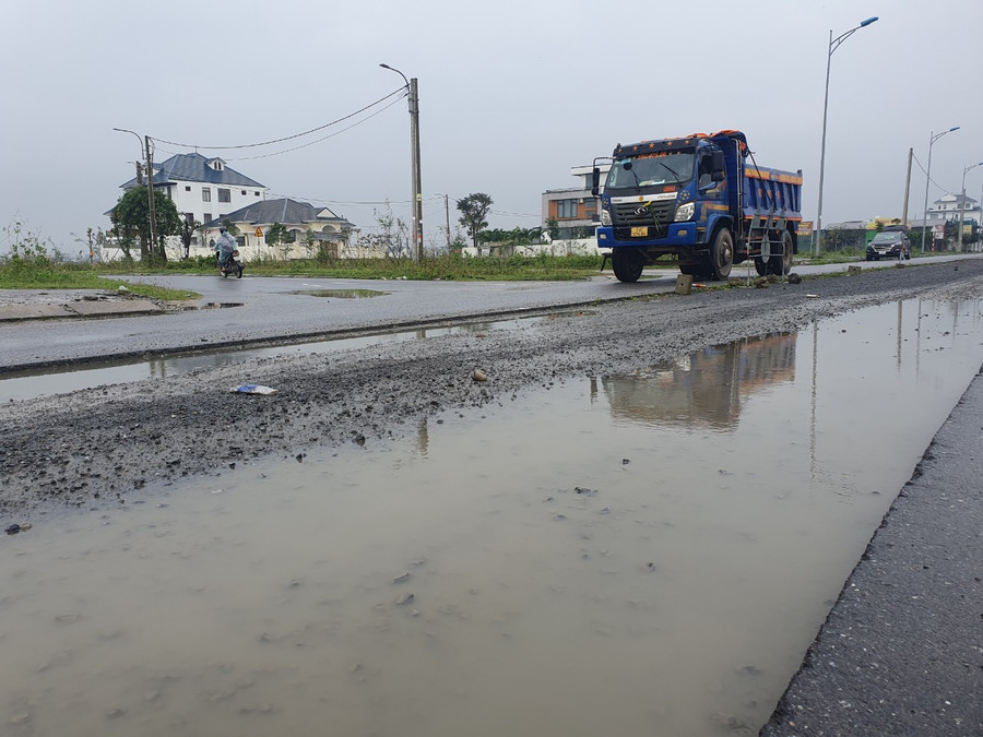 Thời gian qua, người dân đi lại trên tuyến đường nối phường 2 với phường Đông Lương, Đông Lễ (thành phố Đông Hà, tỉnh Quảng Trị), còn gọi là đường Trần Thánh Tông, gặp nhiều khó khăn do mặt đường bị xuống cấp nghiêm trọng.