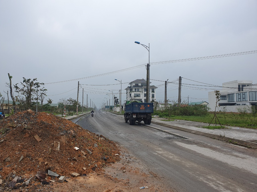 Theo tìm hiểu, tuyến đường Trần Thánh Tông thuộc dự án Phát triển đô thị dọc Hành lang tiểu vùng sông Mê Kông (GMS), do Sở Kế hoạch &amp; Đầu tư làm chủ đầu tư.