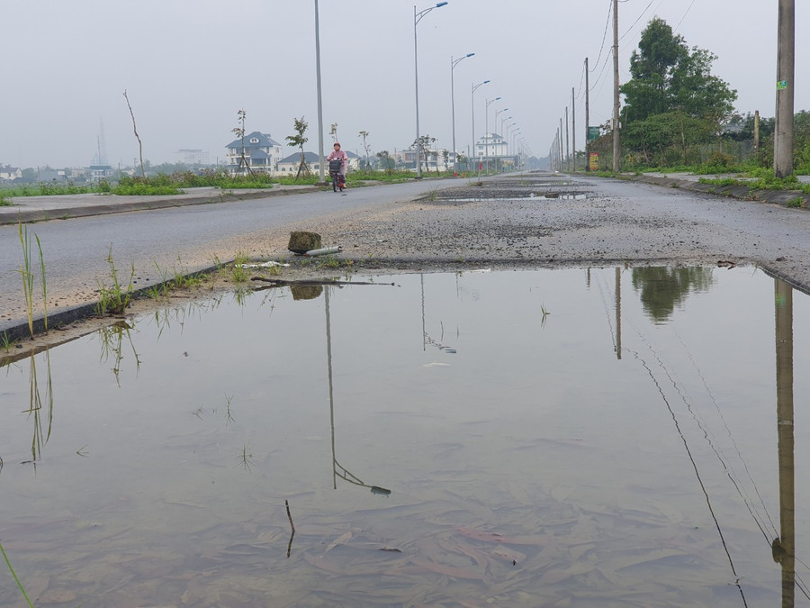 Hôm trời mưa, những khu vực này bị đọng nước, còn trời nắng thì bụi bay mịt mù.