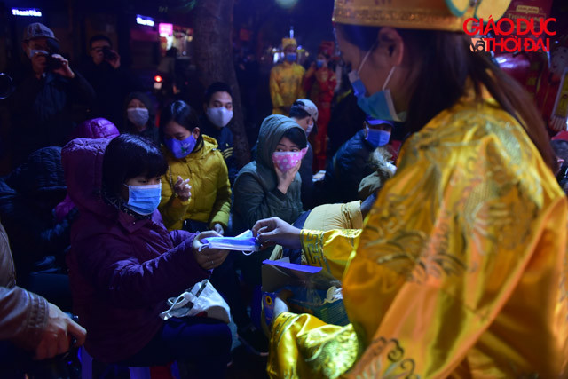 Nhiều cửa hàng vàng đã phát cho khách hàng khẩu trang.