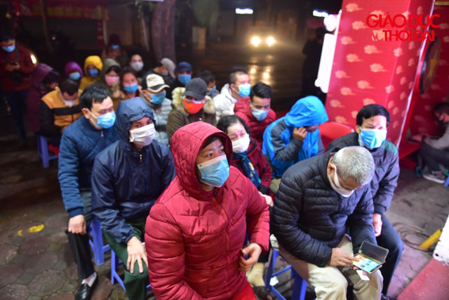 Trong sáng sớm ngày hôm nay, Hà Nội có mưa phùn, thời tiết lạnh, nhưng vẫn có rất đông người đến những cửa hiệu vàng để đợi từ rất sớm.