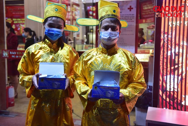 Nếu như các năm trước, người mua vàng chỉ là những người làm ăn buôn bán, thì vài năm trở lại đây hầu như ai cũng mua sắm cho mình một chút vàng gọi là lấy may, nhiều người còn mua làm quà tặng bạn bè, người thân.