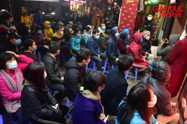 Người dân cho rằng, mua vàng càng sớm thì Thần Tài sẽ đến với người mua vàng nhiều hơn, bởi vậy rất nhiều người không ngại phải xếp hàng từ rất sớm để có thể mua được vàng.