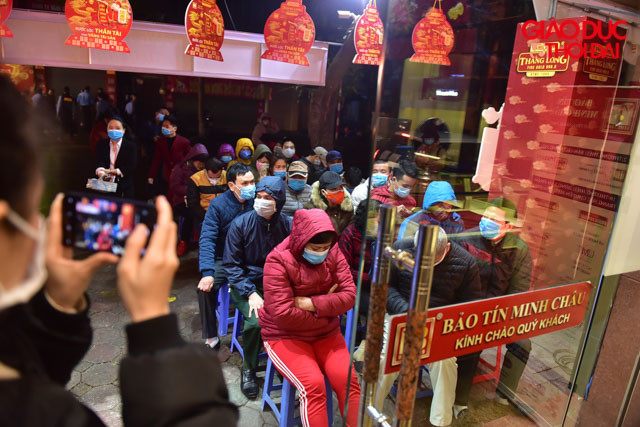 Hôm nay ngày 10 tháng Giêng tức là ngày Vía Thần Tài. Theo quan niệm dân gian, những ai mua vàng trong ngày này, nhất là những người buôn bán, sẽ gặp may mắn cả năm, làm ăn thuận buồm xuôi gió.