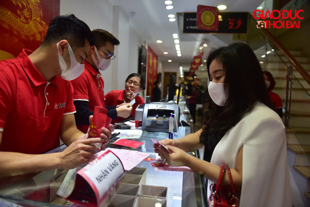 Theo quan sát, dòng người càng về sáng càng đông hơn trên nhiều cửa hàng lớn tại phố Trần Thái Tông, người dân đi mua vàng đeo khẩu trang kín, có người phải đợi 30 phút mới tới lượt mình vào mua vàng.
