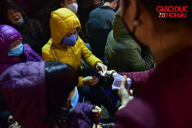 Người dân đến mua vàng sẽ được phát phiếu có số thứ tự.