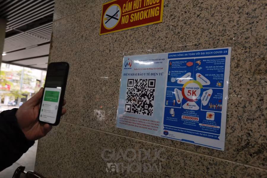 Tất cả người dân trước khu vào khu vực ga đều được đo thân nhiệt và yêu cầu quét mã QR.