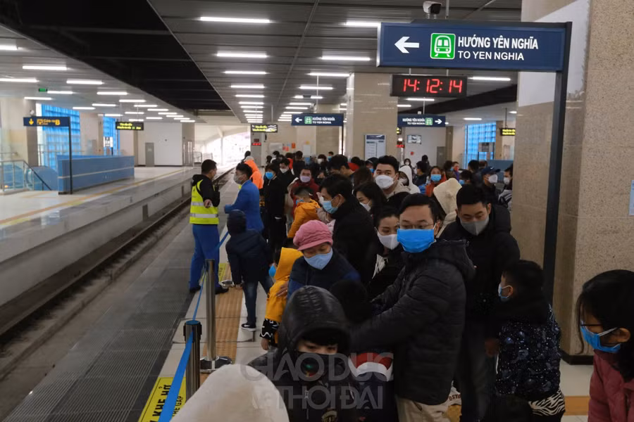 Lượng khách đổ về ga Cát Linh rất đông.