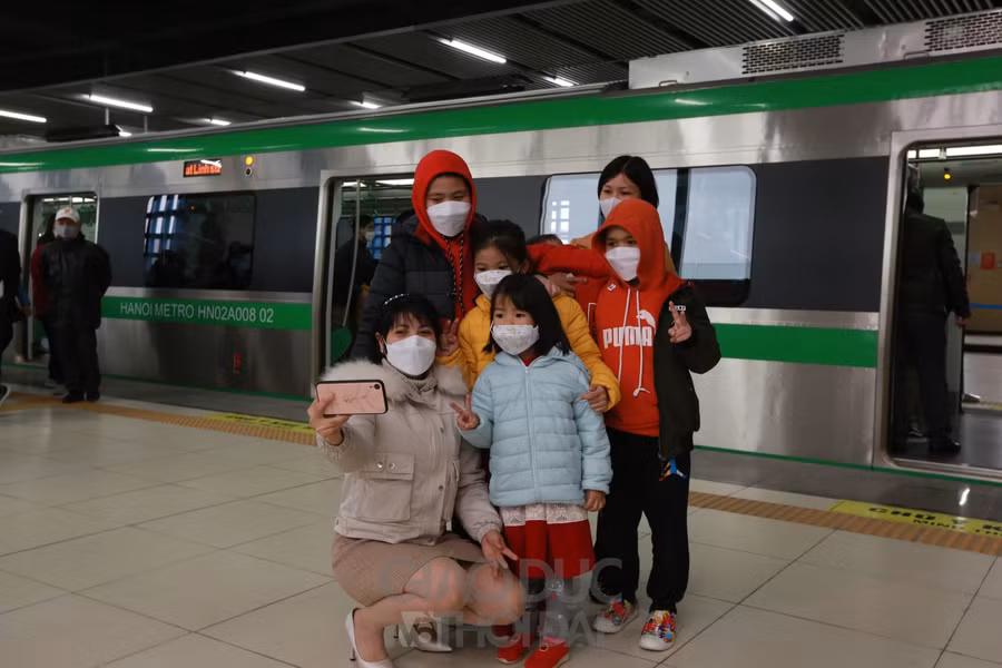 Nhiều gia đình đã tranh thủ để chụp ảnh, check-in tại đây.