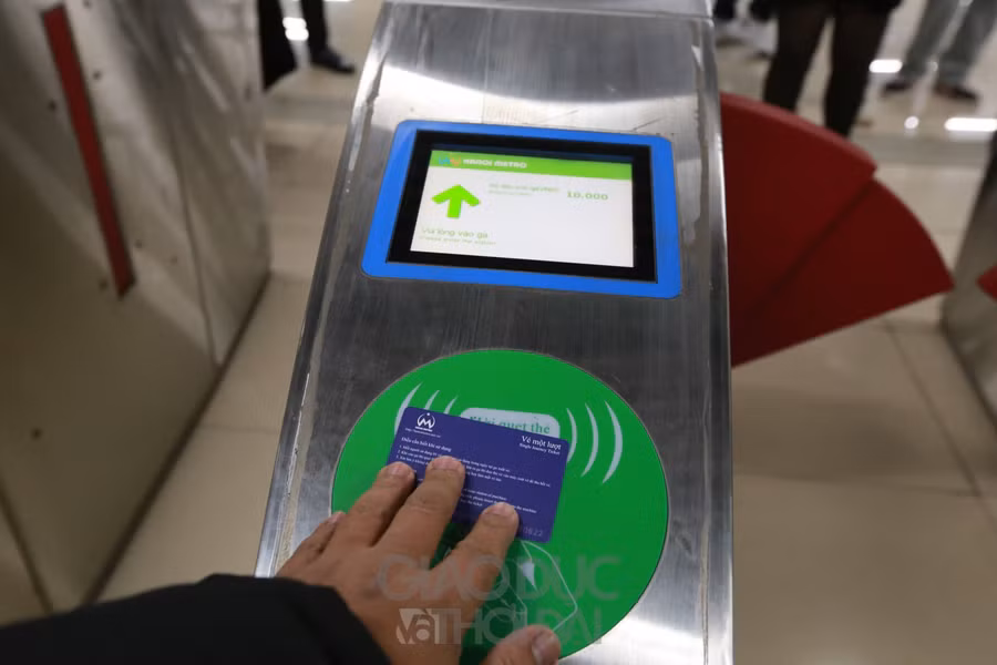 Người dân chen chân đi tàu điện Cát Linh - Hà Đông ngày mùng 2 Tết ảnh 6