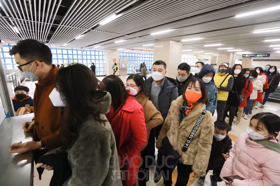 Người dân phải xếp hàng đợi đến lượt vào mua vé để lên tàu.