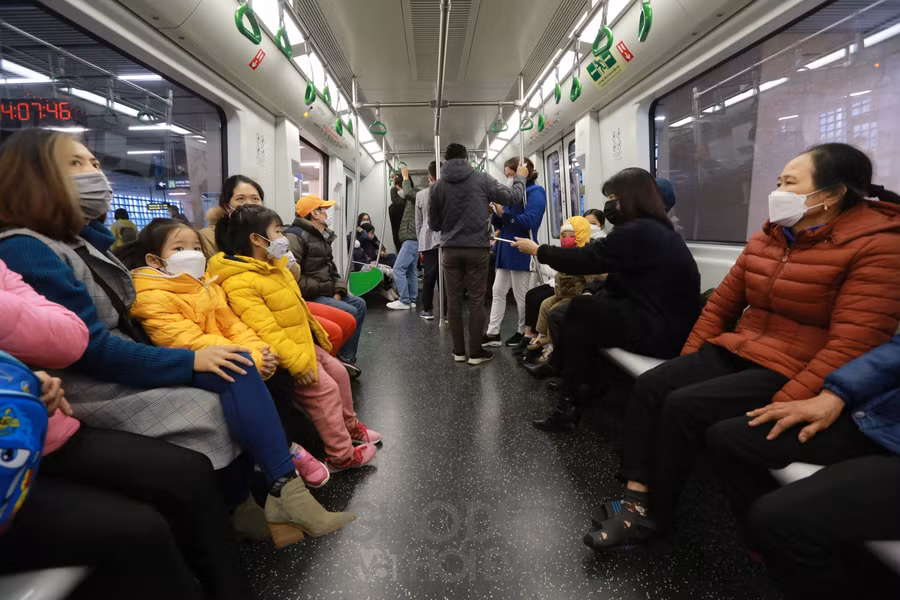 Có thời điểm, tất cả các toa tàu đều chật kín khách.