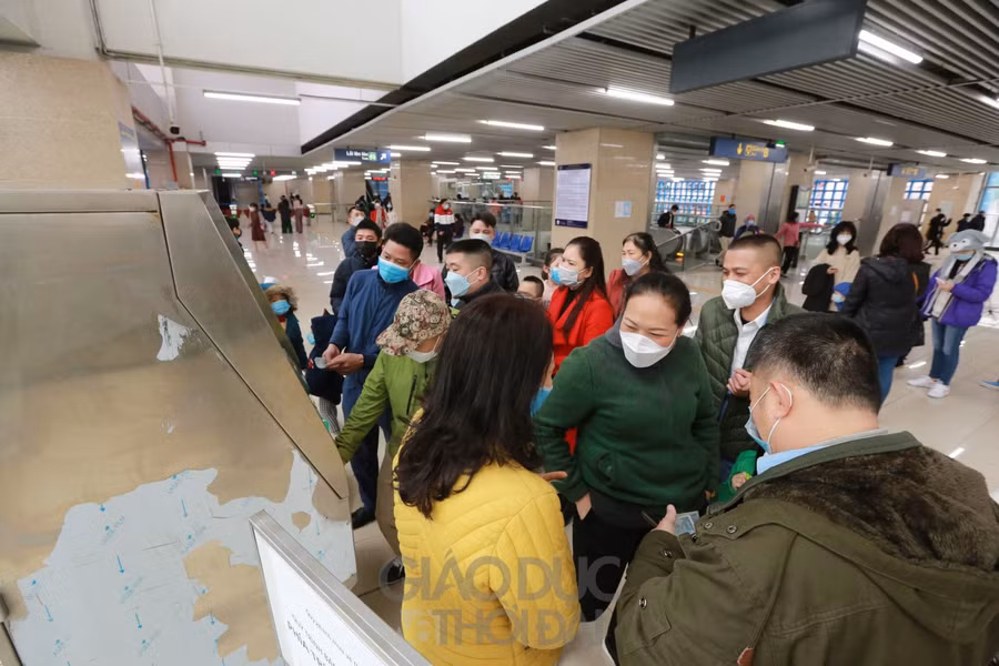 Người dân chen chân đi tàu điện Cát Linh - Hà Đông ngày mùng 2 Tết ảnh 3