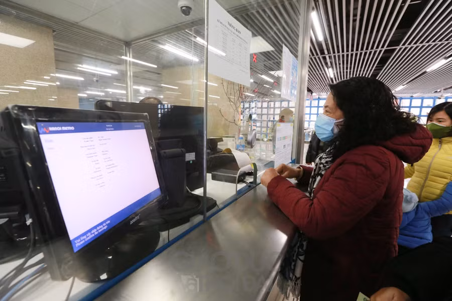 Người dân chen chân đi tàu điện Cát Linh - Hà Đông ngày mùng 2 Tết ảnh 4