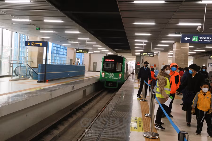 Người dân chen chân đi tàu điện Cát Linh - Hà Đông ngày mùng 2 Tết ảnh 7