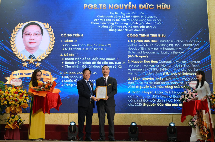 PGS.TS Lê Mạnh Hùng - Hiệu trưởng Trường ĐH Công đoàn (bên trái) trao Quyết định bổ nhiệm Phó giáo sư cho nhà giáo Nguyễn Đức Hữu. PGS.TS Lê Mạnh Hùng - Hiệu trưởng Trường ĐH Công đoàn (bên trái) trao Quyết định bổ nhiệm Phó giáo sư cho nhà giáo Nguyễn Đức Hữu.