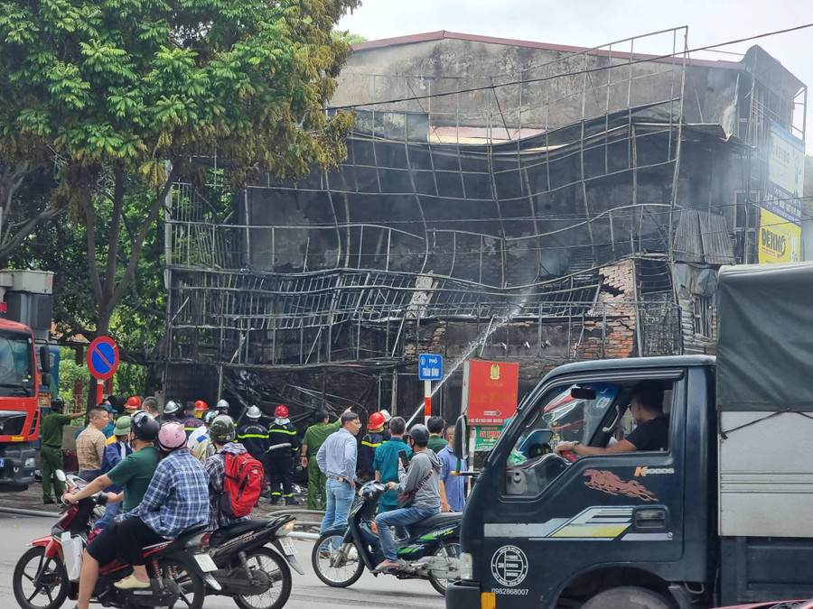 Sau khi tiếp nhận tin báo, lực lượng Cảnh sát PCCC cùng nhiều xe cứu hỏa đã đến hiện trường dập lửa. Đến 11h30, ngọn lửa cơ bản được khống chế. Vụ cháy làm cho tuyến đường Hồ Tùng Mậu giao thông bị tắc nghẽn. Sau khi tiếp nhận tin báo, lực lượng Cảnh sát PCCC cùng nhiều xe cứu hỏa đã đến hiện trường dập lửa. Đến 11h30, ngọn lửa cơ bản được khống chế. Vụ cháy làm cho tuyến đường Hồ Tùng Mậu giao thông bị tắc nghẽn.