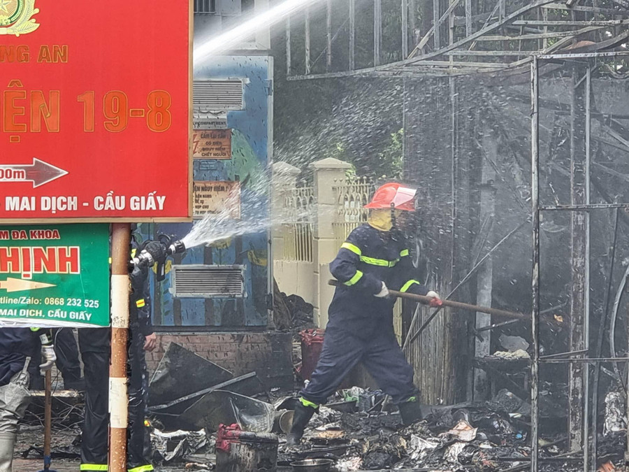 Tại thời điểm trên, người dân sinh sống xung quanh phát hiện lửa khói từ căn nhà mặt đường đầu phố Trần Bình giao với đường Hồ Tùng Mậu nên báo lực lượng chức năng. Tại thời điểm trên, người dân sinh sống xung quanh phát hiện lửa khói từ căn nhà mặt đường đầu phố Trần Bình giao với đường Hồ Tùng Mậu nên báo lực lượng chức năng.