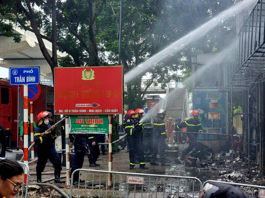 Khoảng 11h ngày 10/8, một vụ hỏa hoạn xảy ra tại một cửa hàng sửa chữa điện thoại, máy tính nằm trên đường Hồ Tùng Mậu (phường Mai Dịch, quận Cầu Giấy, Hà Nội). Khoảng 11h ngày 10/8, một vụ hỏa hoạn xảy ra tại một cửa hàng sửa chữa điện thoại, máy tính nằm trên đường Hồ Tùng Mậu (phường Mai Dịch, quận Cầu Giấy, Hà Nội).