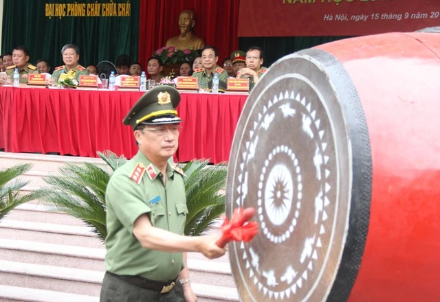 Thượng tướng, PGS.TS Nguyễn Văn Thành – Thứ trưởng Bộ Công an đánh trống khai giảng năm học mới tại Trường Đại học Phòng cháy, chữa cháy.