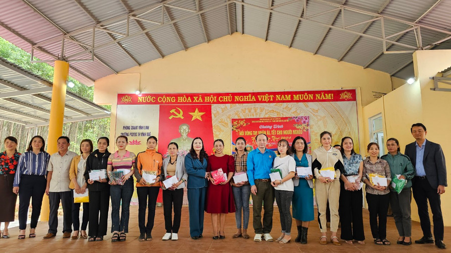 Tặng quà Tết đến giáo viên tại các trường học.