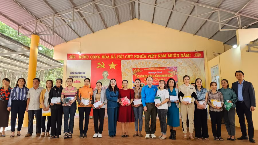 Tặng quà Tết đến giáo viên tại các trường học.