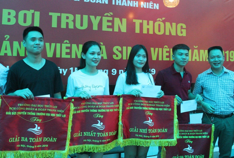 Trao giải cho các cá nhân và tập thể