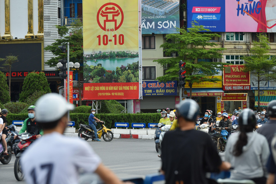 Dịp 10/10 năm nay, Hà Nội được trang hoàng cờ hoa khắp mọi nẻo đường, góc phố; sắc đỏ phủ trên nhiều tuyến phố tạo nên bầu không khí phấn khởi với các tầng lớp Nhân dân. Dịp 10/10 năm nay, Hà Nội được trang hoàng cờ hoa khắp mọi nẻo đường, góc phố; sắc đỏ phủ trên nhiều tuyến phố tạo nên bầu không khí phấn khởi với các tầng lớp Nhân dân.